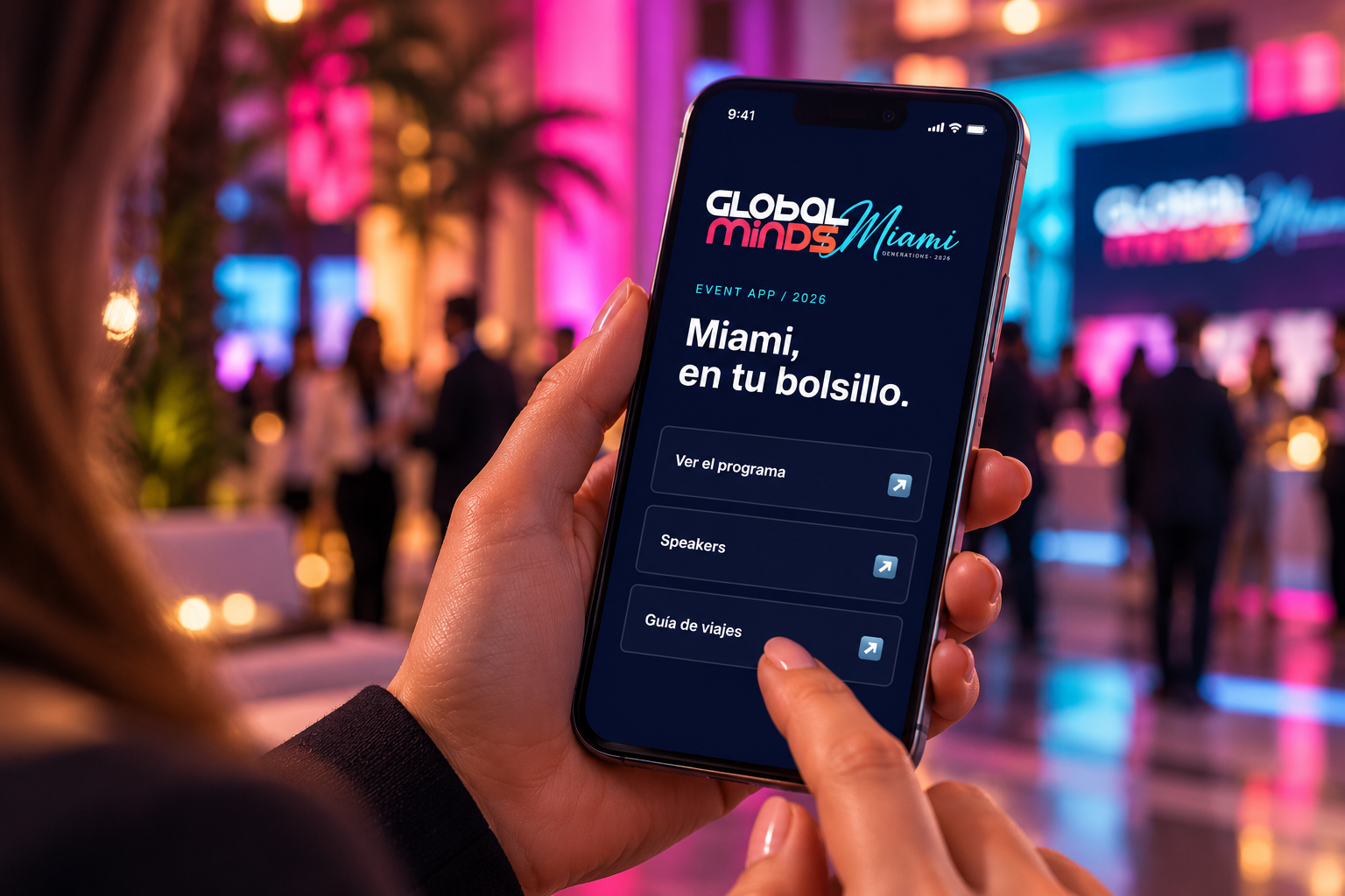 Una mano usando la app Global Minds Miami en un celular