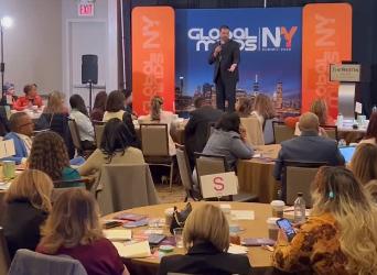 Presentación en el escenario de Global Minds New York