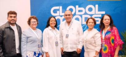 Participantes de Global Minds junto al escenario