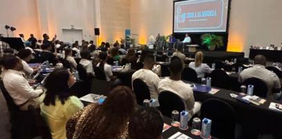 Conferencia con asistentes en Punta Cana